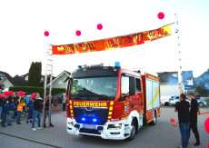 Feuerwehr Krmmel-Sessenhausen feierte mit groem Empfang ihr neues Lschfahrzeug