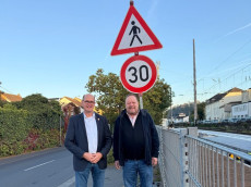 Tempor�re Tempo-30-Zone an SEV-Haltestelle in Bad H�nningen