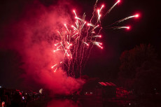 Waldbreitbacher Kirmes: Feuerwerk und Musik am Wiedufer
