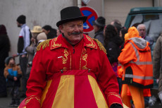 Musik, tolle Kost�me und gute Laune: Gro�maischeid feiert Karneval bei jedem Wetter