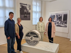Kindheit neu entdecken: Ausstellung "Kindsein - Spurensuche" im Roentgen-Museum Neuwied