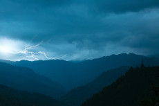 Wetterumschwung in Rheinland-Pfalz: Schauer und Gewitter zum Wochenstart erwartet