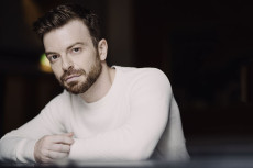 Queere Klavierkunst im Schloss Engers: David Kadouch spielt Tschaikowsky & Co.