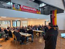 Feuerwehrhelden im Ruhestand: Ein Wiedersehen voller Geschichten und Genuss