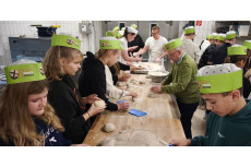 Konfirmanden backen für den guten Zweck: „5000 Brote“ in Bad Marienberg und Hof