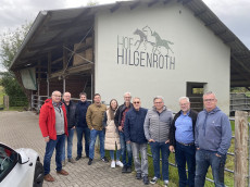 Von Zimmerei bis Pferdehof: Die FWG Altenkirchen-Flammersfeld erkundet Hilgenroths Vielfalt