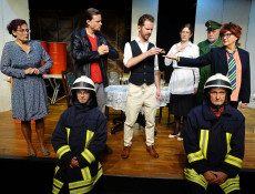 Zwischen Satire und Ernst: Das Amateurtheater die oase Montabaur bringt Frischs Parabel auf die Bhne