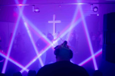 Zwischen Andacht und Rave: Der "Partysegen" bringt Licht in den Westerwald