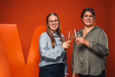 Zwei Weinprinzessinnen aus den Reihen der VR Bank RheinAhrEifel
