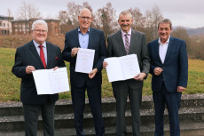 Drei Westerw�lder f�r jahrzehntelangen Einsatz mit Ehrennadel ausgezeichnet