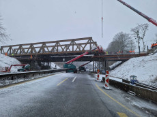 Behelfsbr�cke bei H�hr-Grenzhausen erfolgreich verschoben � A48 bald wieder frei