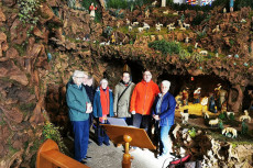 Krippenkunst und Kirchenf�hrung beeindrucken Besuchergruppe in Rheinbrohl