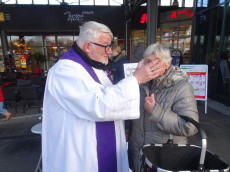 Pfarrer Fuchs lud zum Empfang des "Aschekreuzes" in Wirges ein