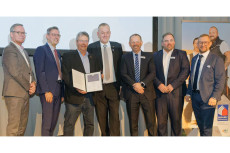 Goldene Ehrennadel des ZVDH: Auszeichnung f�r Dachdeckermeister G�rtner