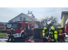 Aktualisiert: Feuerwehr rettete Menschen aus brennendem Geb�ude in Herschbach