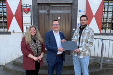 VR Bank spendet 400 Euro f�r Familienbildungsst�tte Linz