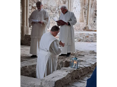 Nacht der Grablegung: Spiritueller Kreuzweg in der Abtei Rommersdorf