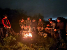 M�nner wandern durch die Nacht: Gemeinsam dem Osterwunder entgegen