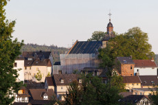 Dachsanierung der Kirche H�hr-Grenzhausen l�uft bis Sommer