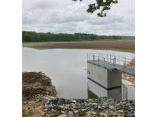 Dreifelder Weiher wird nach Sanierung wieder mit Wasser gef�llt