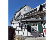 ERSTMELDUNG | Wohnhausbrand in Mudersbach: Feuerwehr rettet verletzte Person