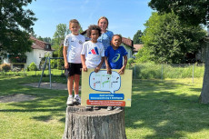 Kinderrechte sichtbar gemacht � Neue Schilder auf Spielplatz eingeweiht