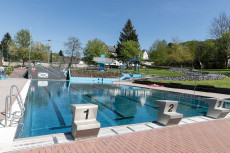 Linz am Rhein: Freibad f�r Kinder bis 15 Jahre einen Monat kostenlos und neues Kassensysstem