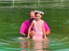 Sechsj�hrige �Lizzy� wurde im Badesee der Klingelwiese bei Maxsain getauft