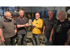 Neue Bronzeglocke f�r die alte Freudenberger Turmuhr gegossen