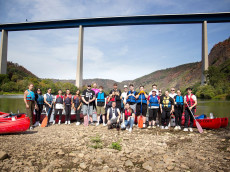 Mosel von Abfall befreit: Auszubildende sammeln 500 Liter M�ll