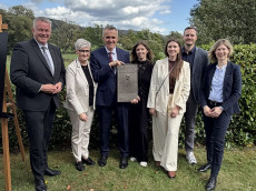 Familie Victor an der Nisterm�hle mit Konrad-Adenauer-Plakette geehrt