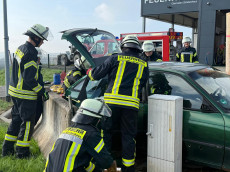 Feuerwehr Oberraden-Stra�enhaus probt technische Unfallrettung
