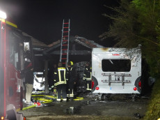 AKTUALISIERT: Gro�brand in Kleinmaischeid: Fahrzeuge und Wohnwagen zerst�rt