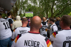 Tausende feiern deutschen WM-Auftakt in Koblenz am Deutschen Eck
