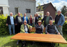 Dorfgespr�ch in Mittelhof: Ein neuer Baum und viele Gespr�che