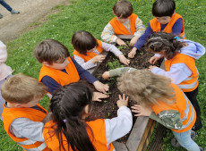 Kinder gestalten Naschgarten in Bad Honnef