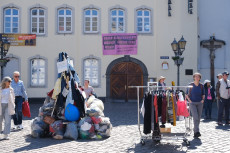 Kleiderberge in Koblenz setzen ein Zeichen gegen den Konsumrausch
