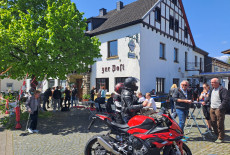Vatertagsfeier in Weyerbusch: Geselligkeit unter der Linde