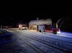 Kleintransporter-Unfall bei Stra�engl�tte in Nister-M�hrendorf