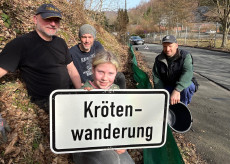 Anwohner sch�tzt Kr�tenwanderung am Schinderweiher in Niederschelderh�tte