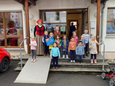 Bunte Geschichtenstunde in der B�cherei Holler