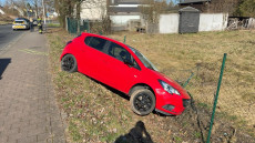 Zwei Verletzte bei einem Unfall in Dierdorf: Opel Corsa prallt gegen Zaun