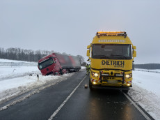 Lkw-Unfall bei Rennerod: Aufwendige Bergung nach Wintereinbruch