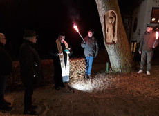 Kunstvolle Umgestaltung: Holzschnitzarbeiten an der Sch�nsteiner Eiche gesegnet