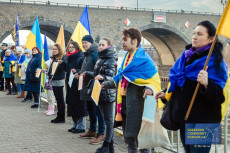 Solidarit�tsaktion an der Balduinbr�cke in Koblenz: Menschenkette f�r die Ukraine