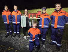 Jugendfeuerwehr bastelt ein Vogelhaus fr Hospiz Kloster Bruche