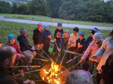 Bücher, Brot und Abenteuer: Unvergesslicher Abend am Lagerfeuer in Holler