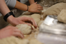 Konfirmanden backen Brote fr den guten Zweck
