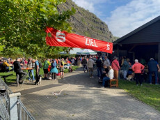 Es werden immer mehr: Hunderte Lufer auf Tour beim 24. Unkeler Dreisprung