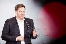 Klingbeil fordert strengere Regeln f�r soziale Medien bei Kindern